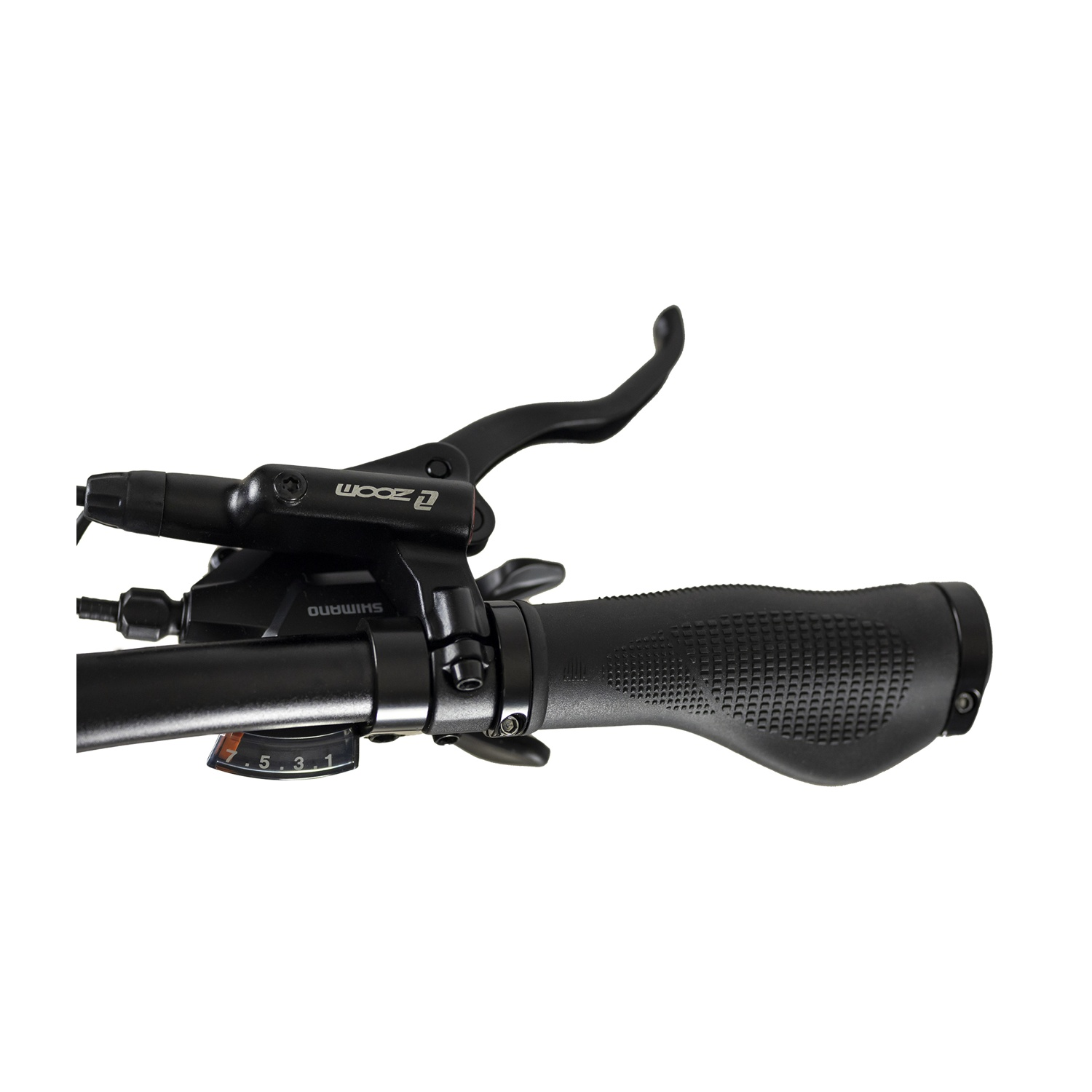 Primo piano di un manubrio nero di bicicletta. Ha una leva del freno, un'impugnatura e un selettore di marce Shimano. Lo sfondo è bianco.