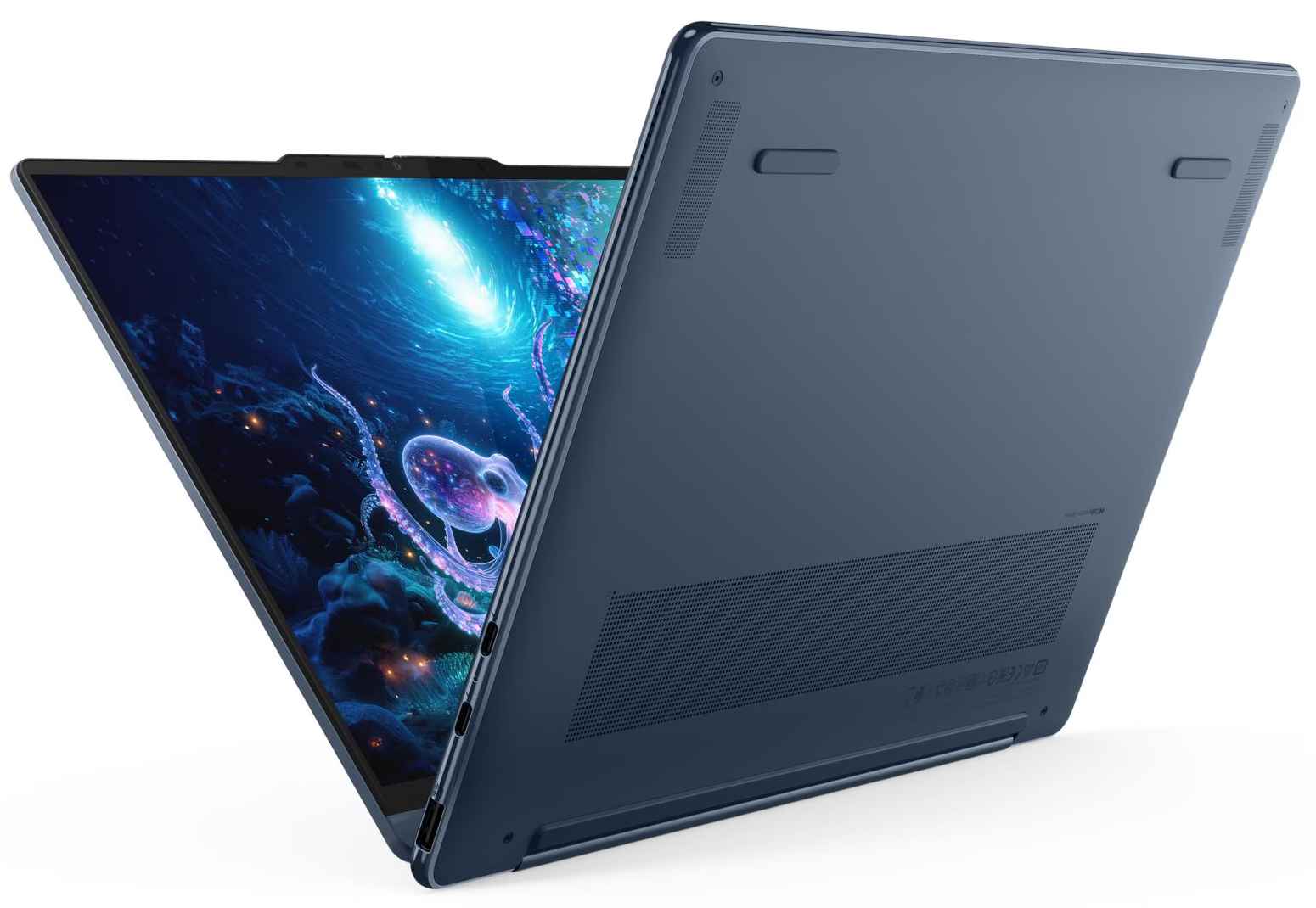 Egy kék laptop nyitva van, egy polip-os tenger alatti jelenetet mutat. A laptop szögben van, látszik az alja.