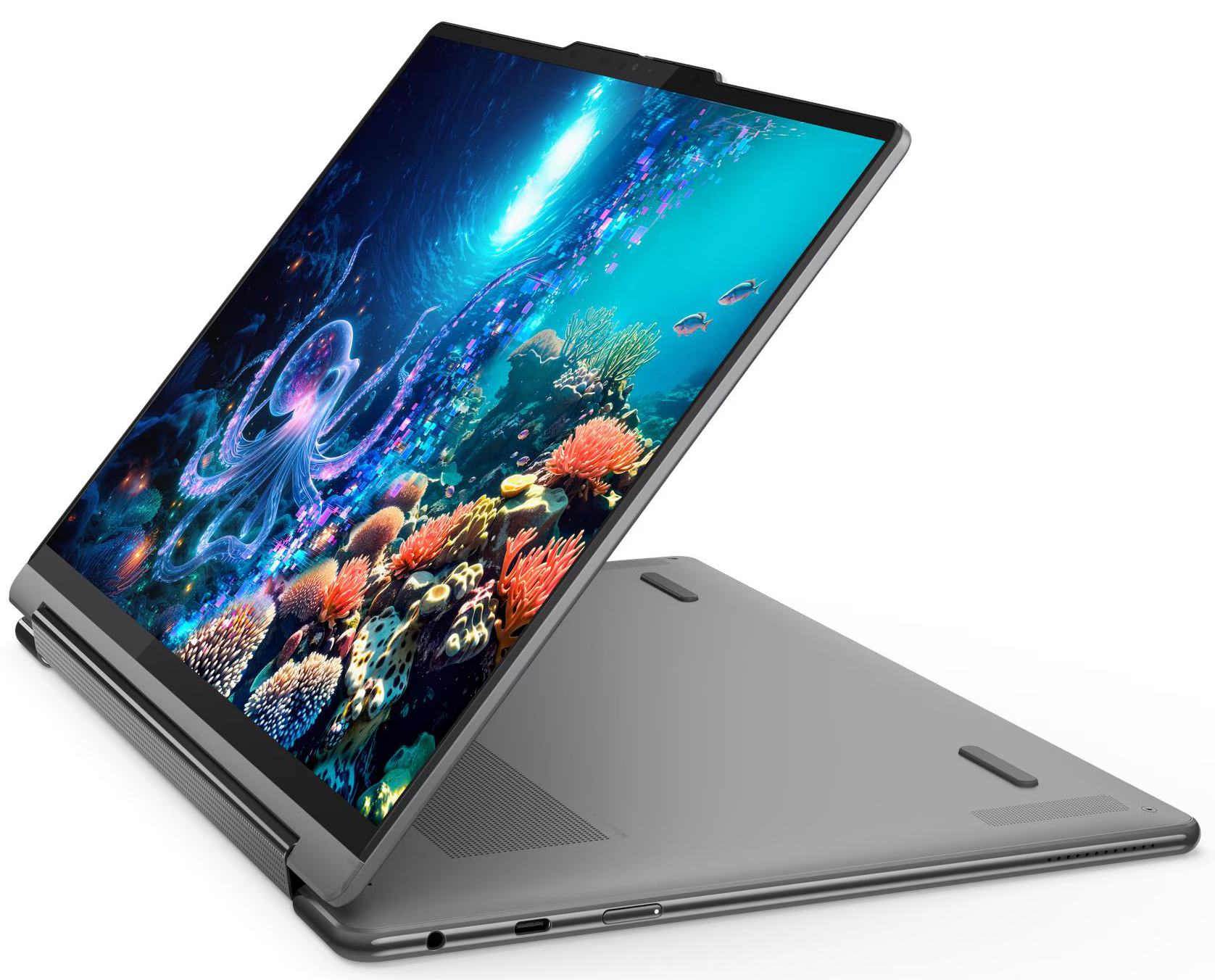 A laptop egy víz alatti jelenetet mutat korallzátonyokkal, halakkal és egy polippal. A laptop nyitott, szürke, és fehér felületen van megdöntve.