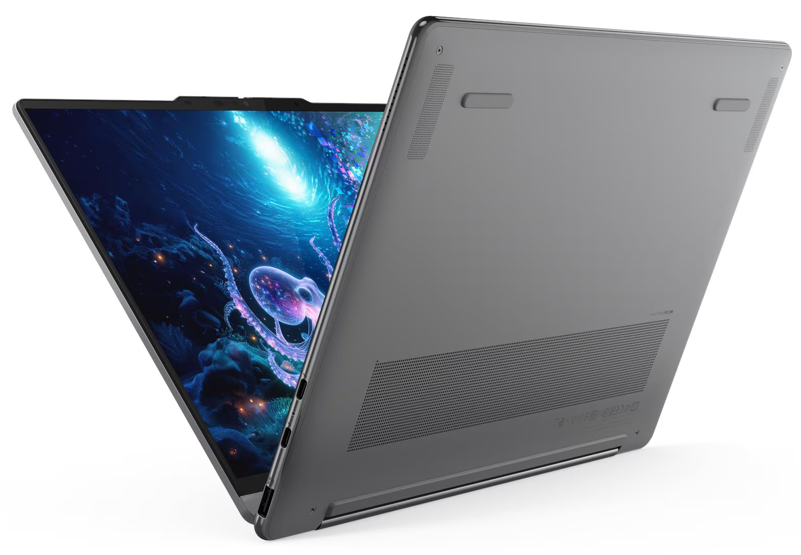 Egy laptop egy tenger alatti jelenetet jelenít meg egy polippal. A laptop hátulja szürke. Fehér háttér.