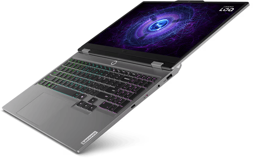 Egy ezüst Lenovo laptop nyitva, színes képernyővel. A billentyűzet világító gombokkal rendelkezik. A háttér zöld.