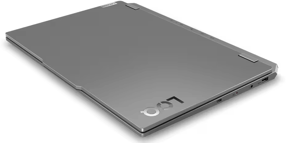 Egy ezüst Lenovo laptop látható szögben, zöld háttér előtt. A laptop zárt, a felületét a logóval mutatja.