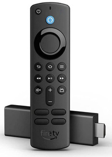Czarny pilot Fire TV z kilkoma przyciskami i niebieskim przyciskiem pierścieniowym na górze oraz czarnym urządzeniem do przesyłania strumieniowego.