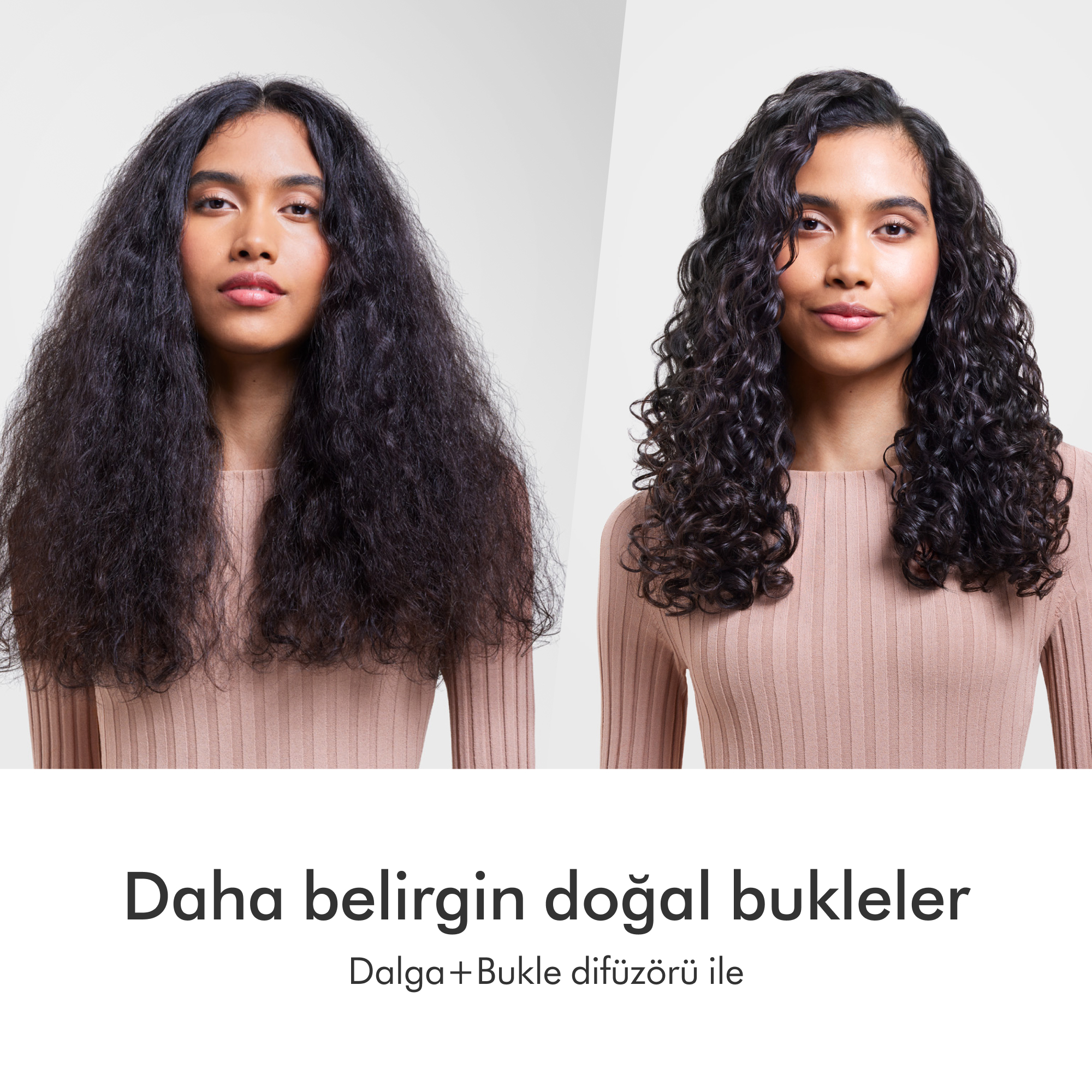 Düz saçlı bir kadın, kıvırcık saçlı bir kadınla karşılaştırılıyor. Her ikisi de pembe bir kazak giyiyor.