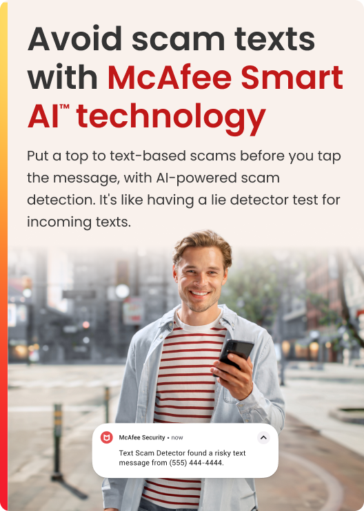Uomo sorridente, tiene in mano un telefono. Testo sullo schermo. Annuncio McAfee: Evita i messaggi truffa con la tecnologia AI.