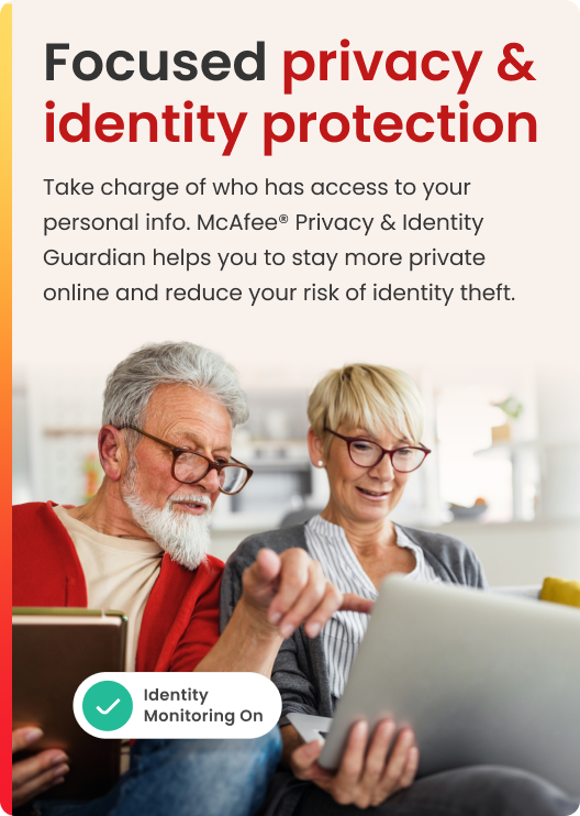 Una coppia di anziani guarda un laptop. L'uomo indica lo schermo. Il testo sopra dice: Protezione della privacy e dell'identità mirata.