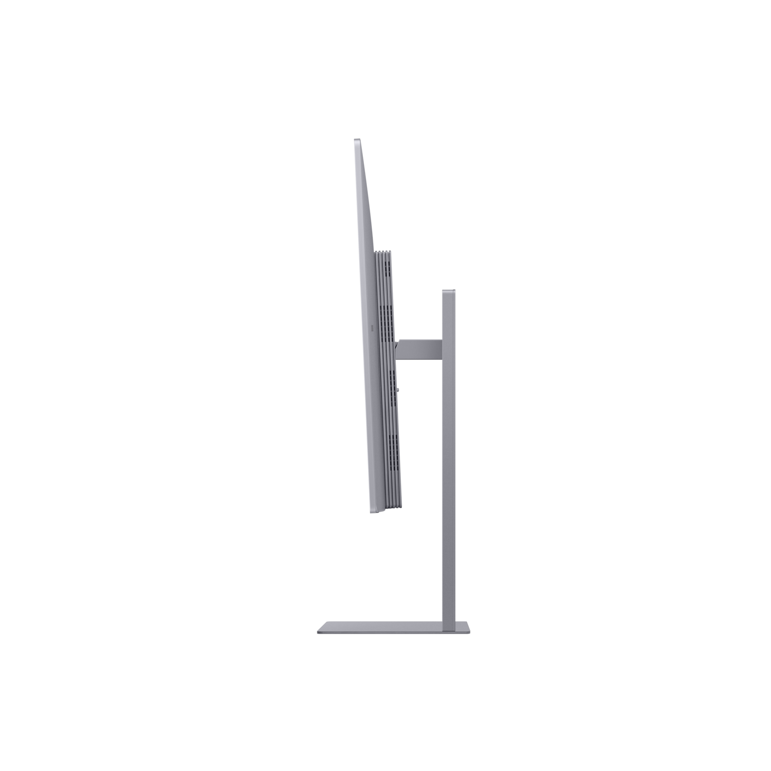 Een zijaanzicht van een zilveren computermonitor met een standaard tegen een zwarte achtergrond. De monitor staat aan en geeft licht weer.