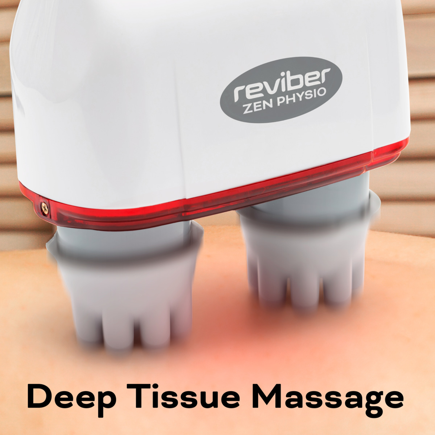 Een witte massageapparaat met rode accenten wordt gebruikt. De tekst "Deep Tissue Massage" staat onderaan de afbeelding.