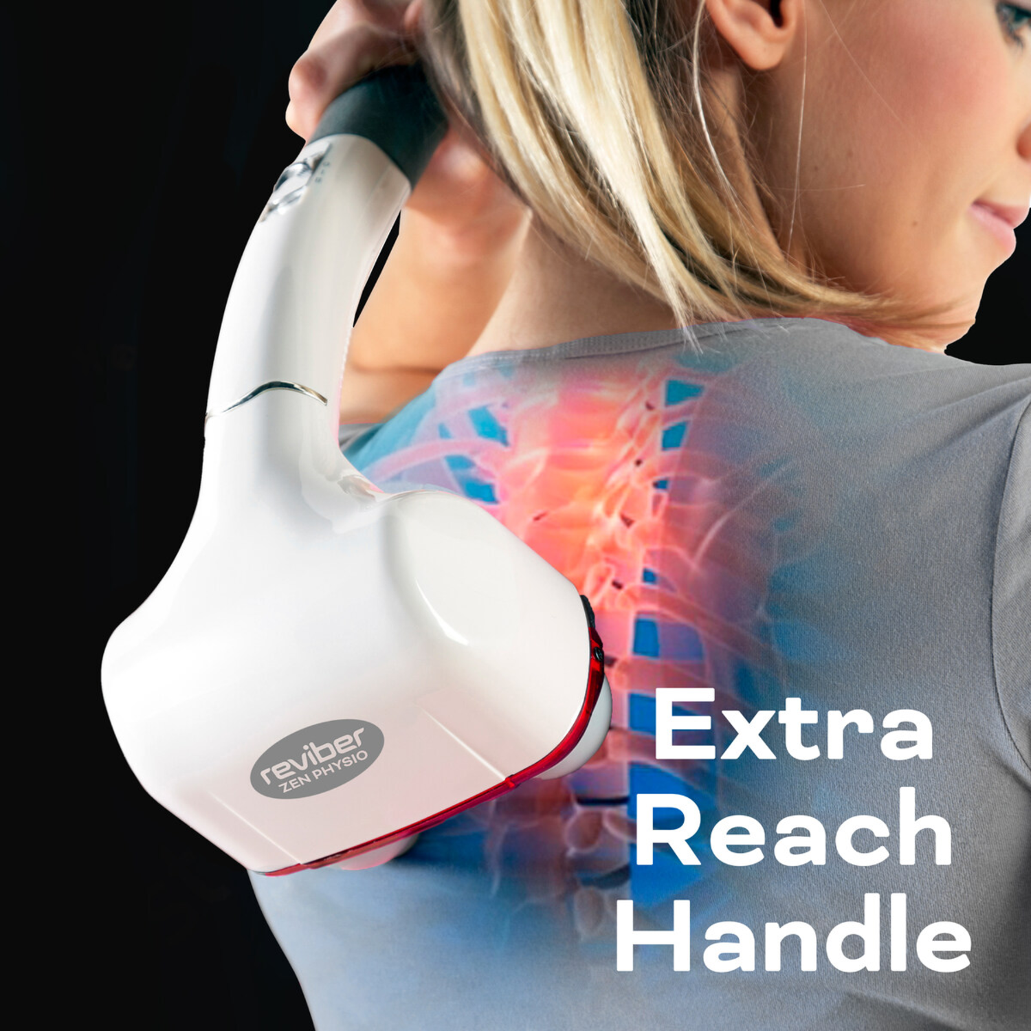 Vrouw die een wit massageapparaat op haar rug gebruikt. Het apparaat is gelabeld met Reviber. Tekst op de afbeelding zegt "Extra Reach Handle".