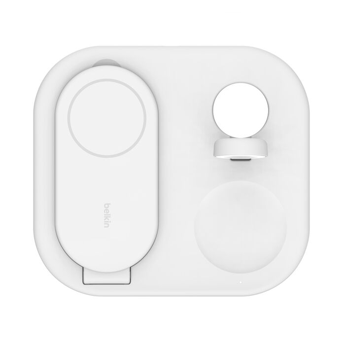 Estación de carga Belkin blanca. Tiene tres puntos de carga: una almohadilla plana, un cargador de reloj y una almohadilla redonda.