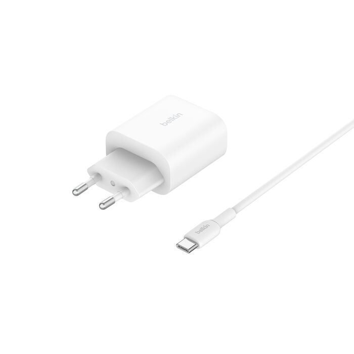Un cargador Belkin blanco con un cable USB-C. El cargador tiene dos clavijas. El cable está conectado al cargador.