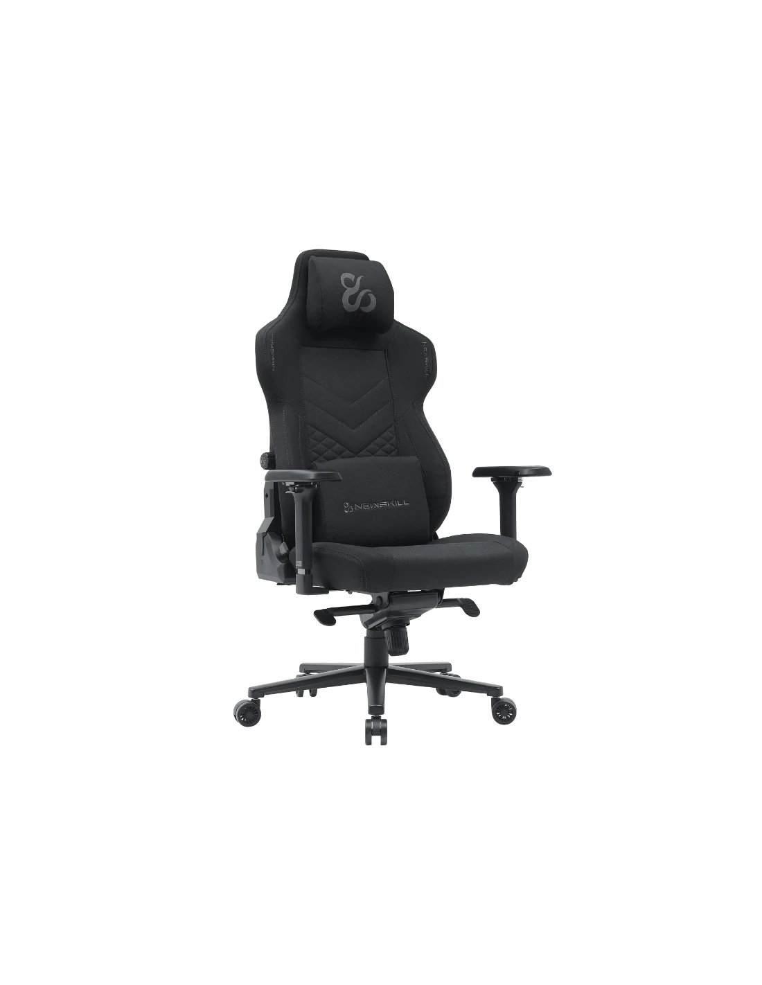 Una silla gamer negra con reposacabezas, reposabrazos y base con ruedas. La silla tiene un logo en el reposacabezas y el respaldo.