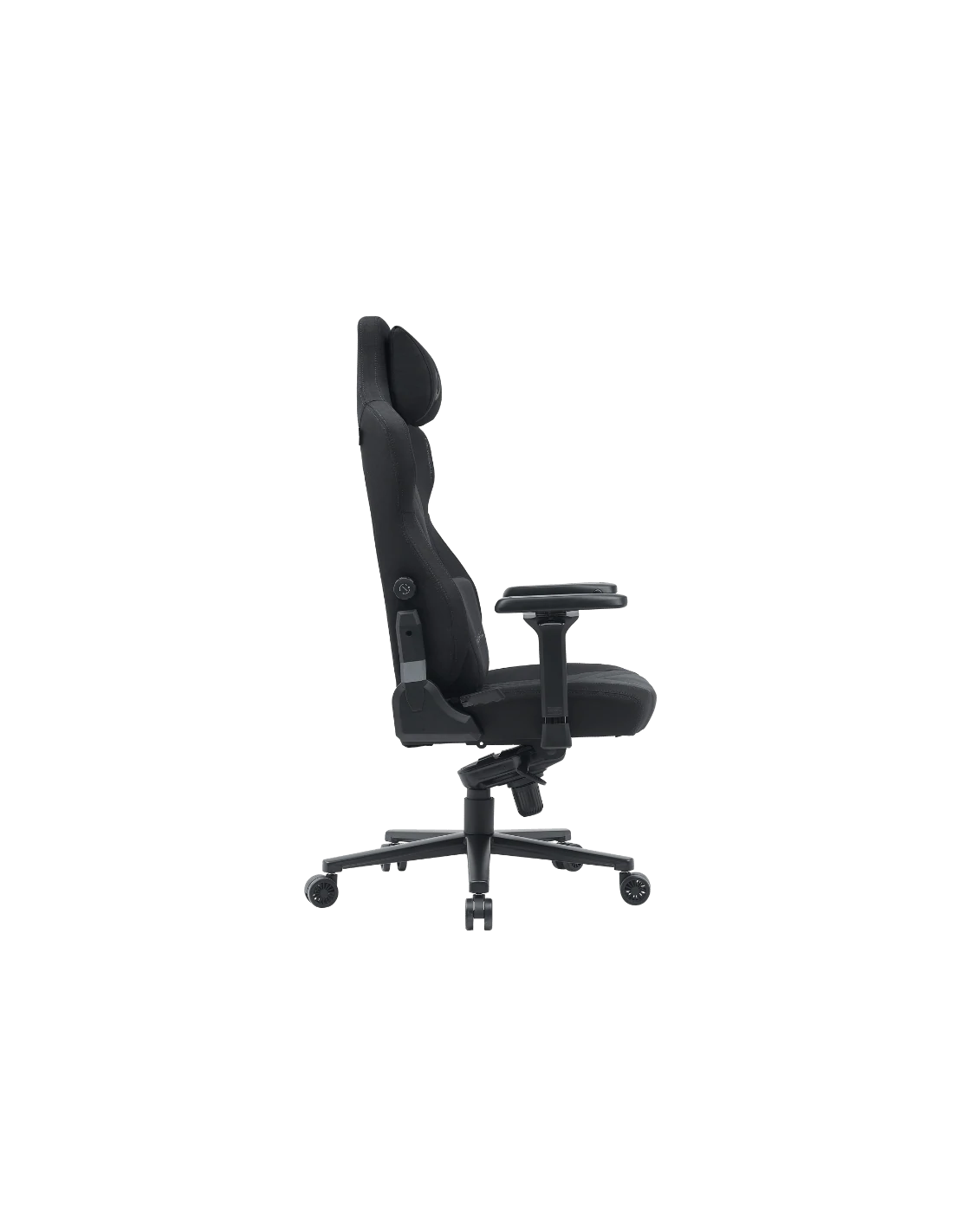 Se muestra una silla gamer negra de perfil. Tiene respaldo alto, reposabrazos y base de cinco estrellas con ruedas.