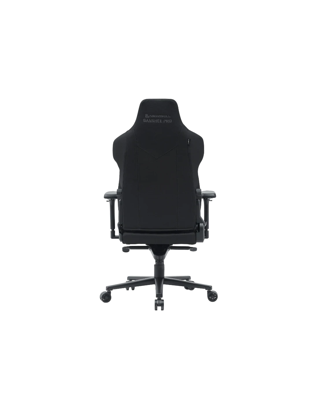 Una silla gamer negra, vista desde atrás. El nombre de la marca "Newskill Banshee Pro" es visible en el respaldo.