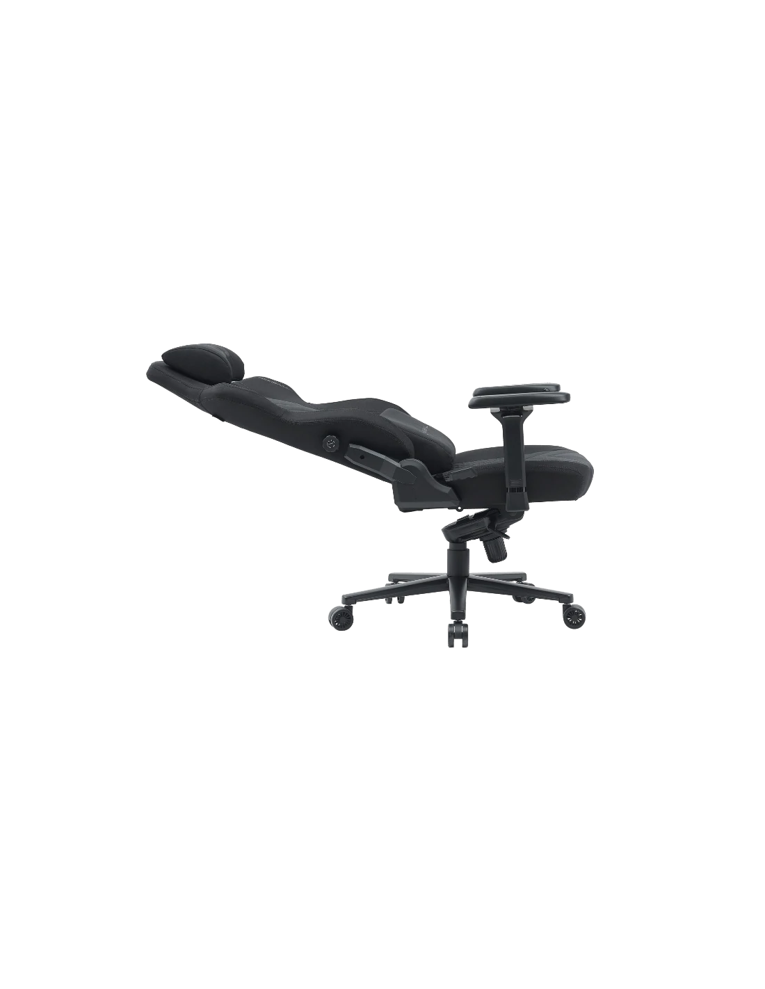 Una silla gaming ergonómica negra con reposacabezas, reposabrazos y base de cinco ruedas, sobre un fondo blanco.