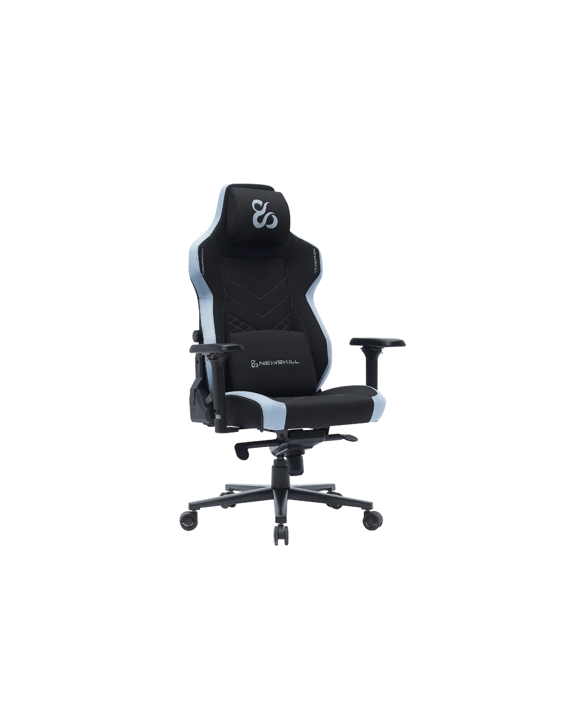 Una silla gamer negra y azul claro. Tiene reposacabezas con logo, reposabrazos y base con ruedas.