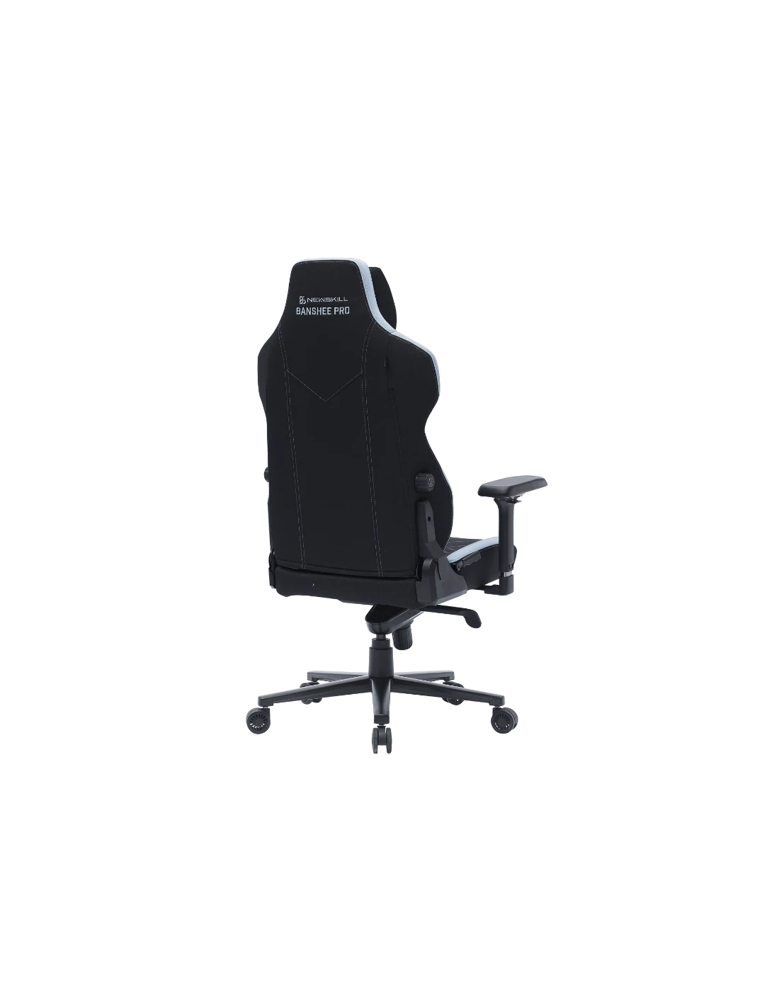 Silla gaming negra y gris. Tiene respaldo alto, reposabrazos y ruedas. La marca es visible en el respaldo.