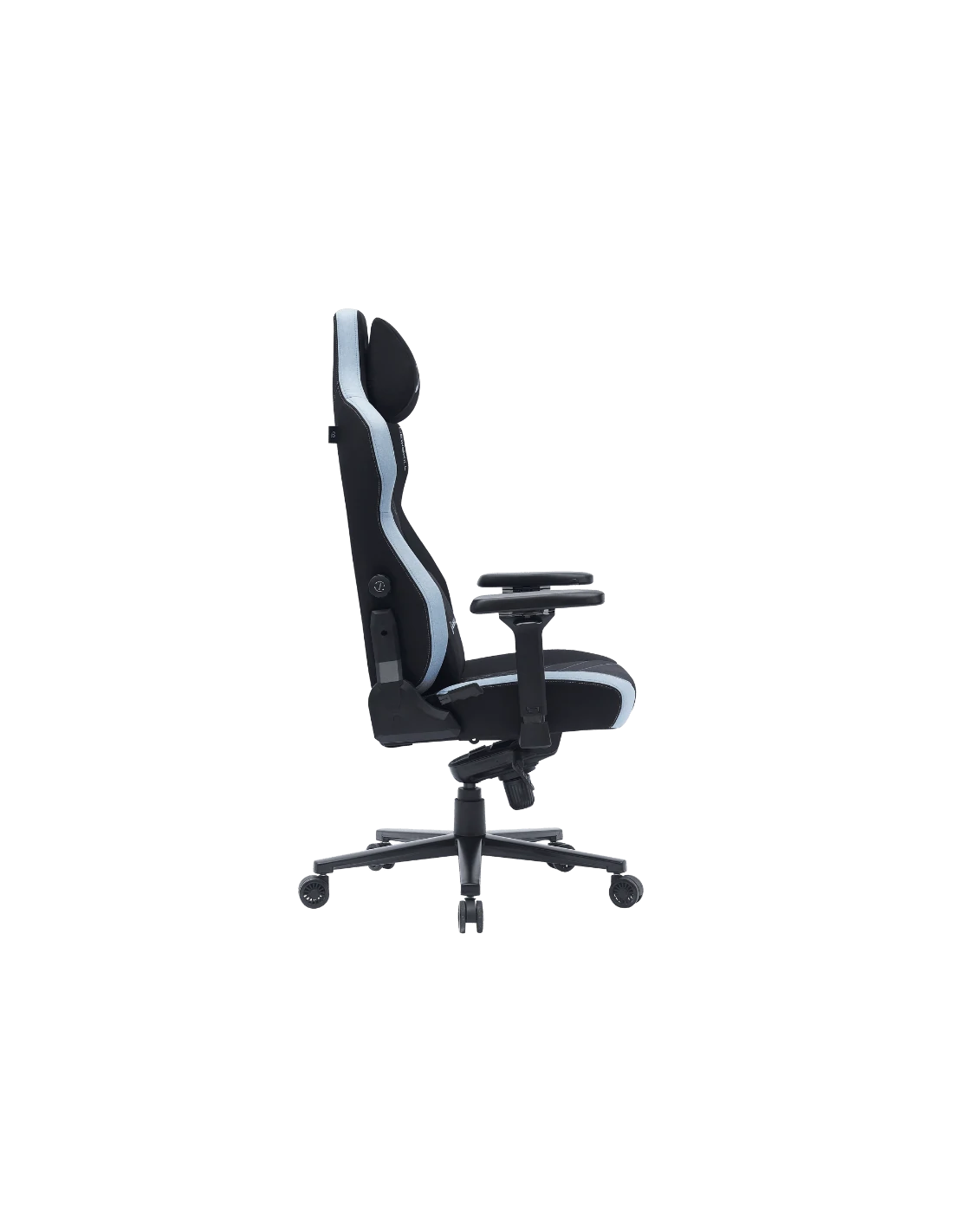 Una silla gamer negra y gris se muestra desde una vista lateral. La silla tiene respaldo alto, reposabrazos y base de cinco estrellas con ruedas.