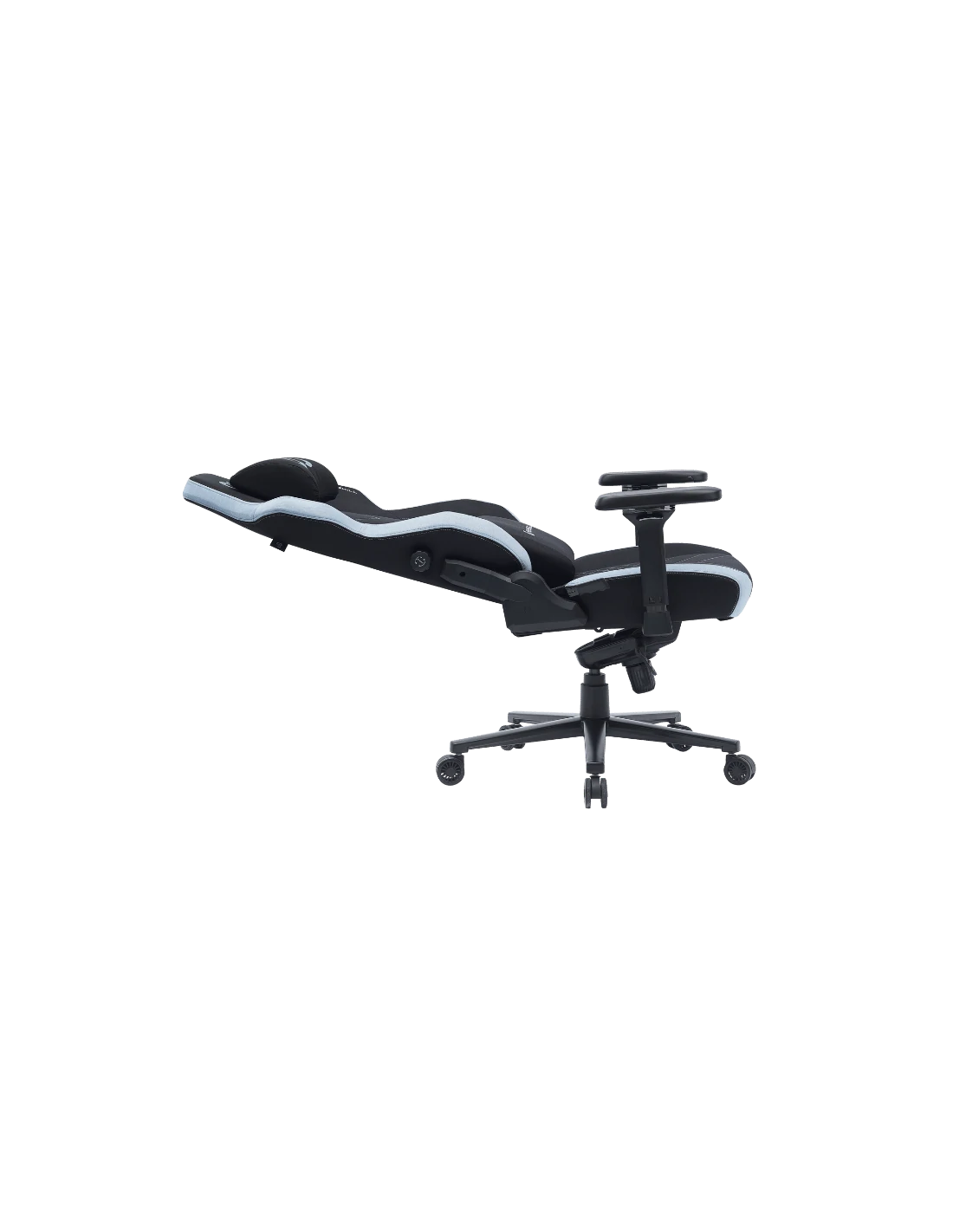 Una silla gamer negra y blanca con reposacabezas, reposabrazos y base de cinco ruedas. La silla está en ángulo hacia la izquierda.