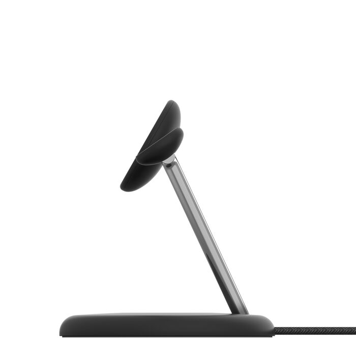 Soporte de cargador inalámbrico negro con un poste de metal plateado y base negra sobre un fondo blanco. Un cable negro está conectado.