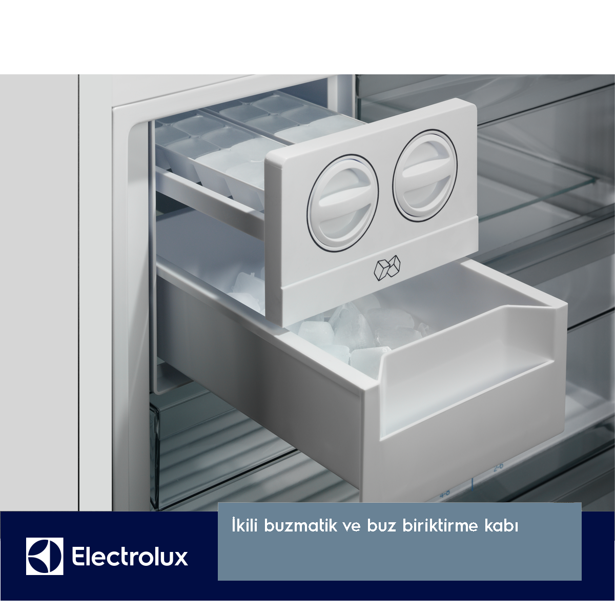 Beyaz buzdolabı buz yapıcı. Buz küpleri çekmecede. İki yuvarlak düğme ve bir Electrolux logosu da görülebilir.