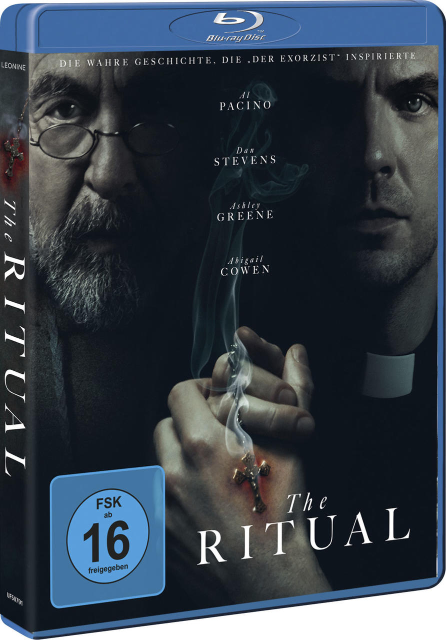 Blu-ray-Cover von 'The Ritual'. Gesichter zweier Männer, einer älter mit Brille, einer jünger. Eine Hand hält ein Kreuz, Rauch steigt auf.