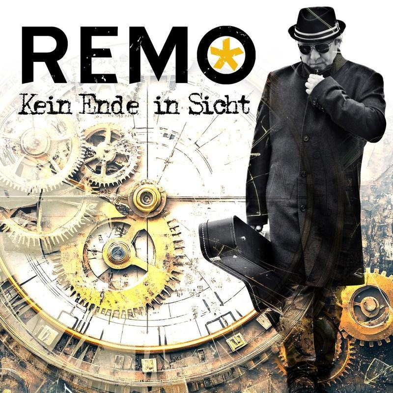 Mann in schwarzem Mantel und Hut mit Koffer, vor einem Ziffernblatt mit Zahnrädern und dem Wort REMO.