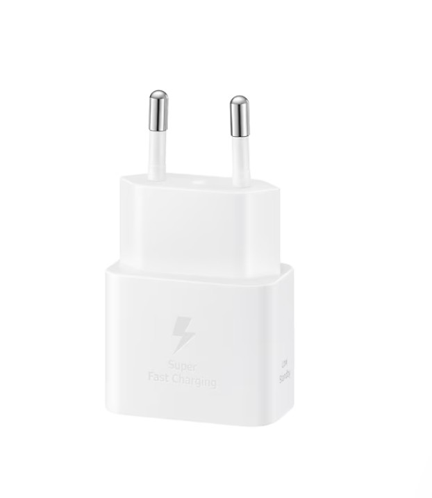 İki gümüş iğneli beyaz bir Samsung şarj cihazı. Üzerinde Super Fast Charging yazıyor. Arka plan beyaz.