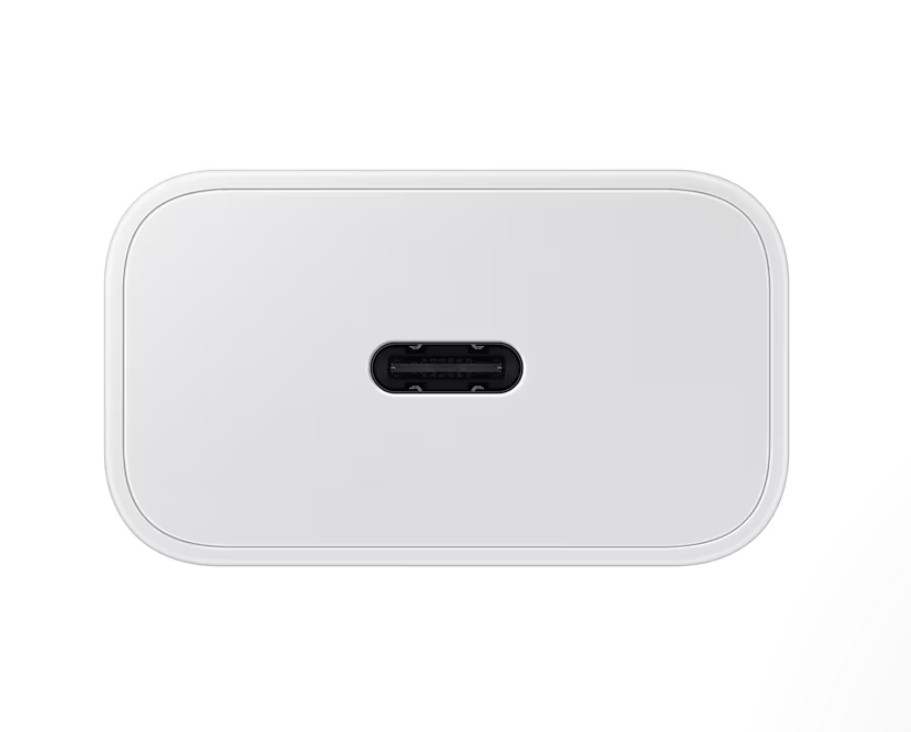 Beyaz, dikdörtgen bir USB-C şarj cihazı. Yuvarlak köşeleri ve ortasında siyah bir USB-C portu vardır.