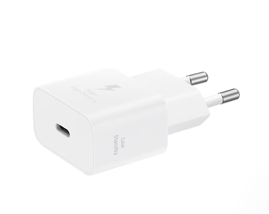 USB-C portlu ve iki uçlu beyaz bir telefon şarj cihazı. Üzerinde "Super Fast Charging" ve "Low Standby" yazıları var.