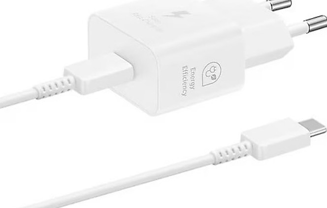 Beyaz bir Samsung telefon şarj cihazı, USB-C kablosuyla. Şarj cihazında iki uç ve 'Energy Efficiency' yazısı bulunuyor.