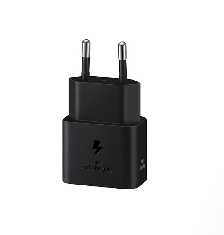 Gümüş iğneli siyah bir Samsung Süper Hızlı Şarj adaptörü, şimşek logosu ve 'Super Fast Charging' metniyle.