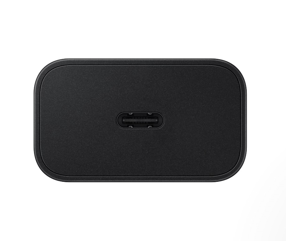 Yuvarlak köşeli siyah dikdörtgen bir USB-C şarj cihazı. USB-C portu altta. Arka plan beyaz.