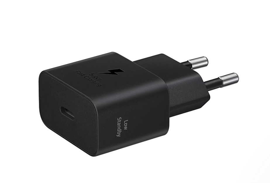 Siyah Samsung şarj cihazı, iki gümüş iğneye sahip. 'Super Fast Charging' ve bir yıldırım sembolü var.