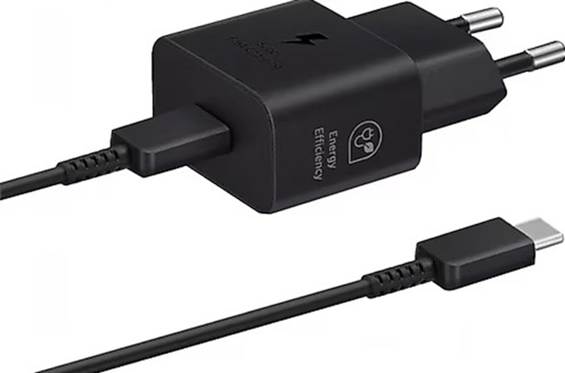 Siyah Samsung hızlı şarj cihazı, USB-C kablosuyla. Şarj cihazında bir fiş, bir şimşek ve 'Energy Efficiency' yazısı var.