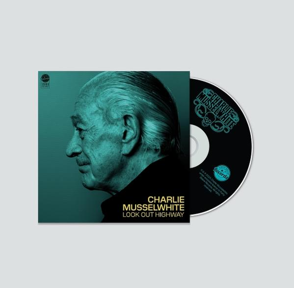 CD-Cover von Charlie Musselwhite. Zeigt ein Profil des Musikers und den Albumtitel 'Look Out Highway'. Daneben eine CD.