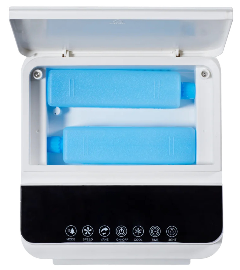 Biała przenośna chłodziarka z otwartą pokrywą, ujawniająca dwa niebieskie wkłady chłodzące. Czarny panel sterowania na dole. Widoczne ikony funkcji.
