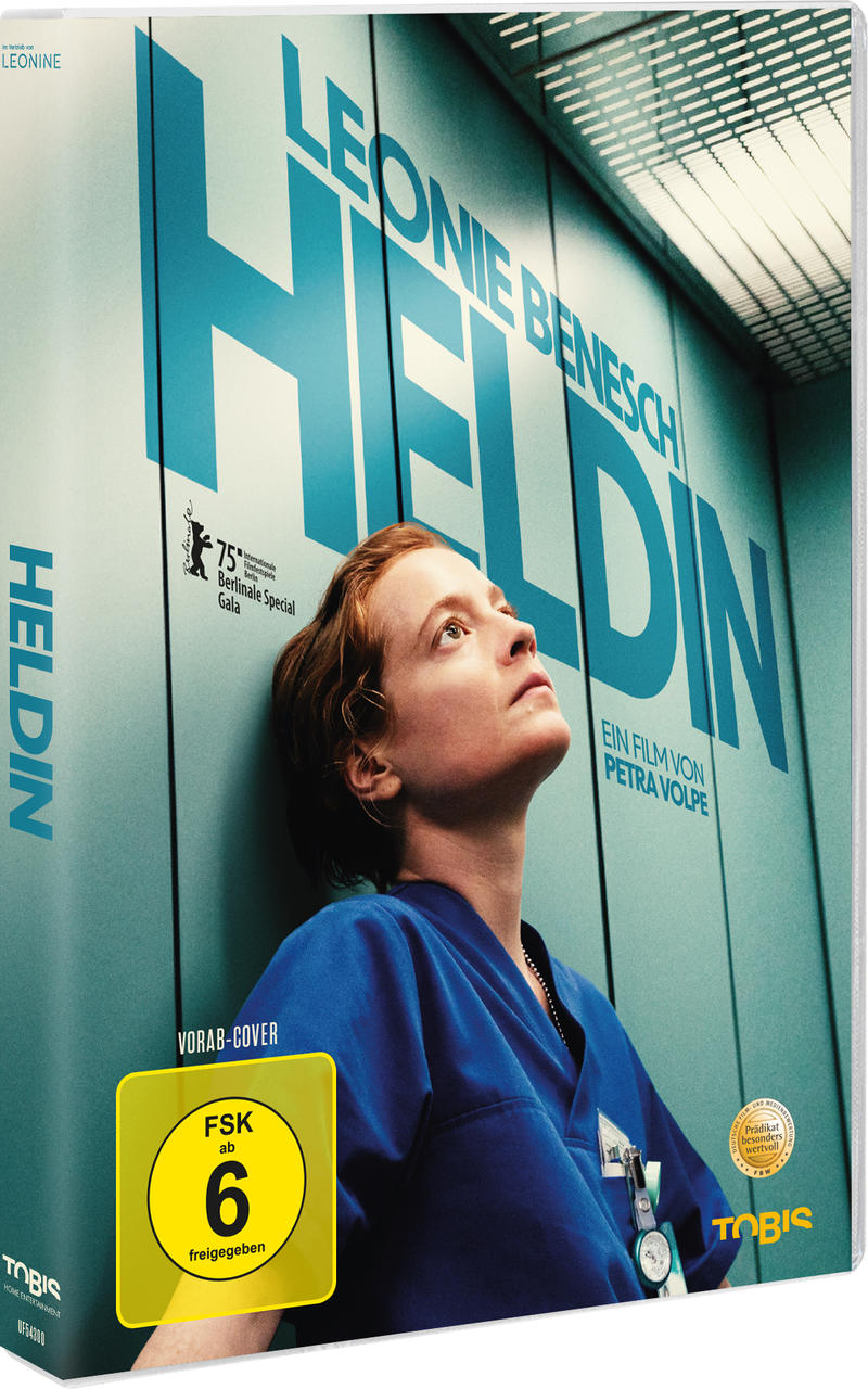 Filmcover mit einer Frau in blauer OP-Kleidung, die nach oben schaut. Titel lautet 'Heldin'. Gelber FSK 6-Aufkleber im Vordergrund.