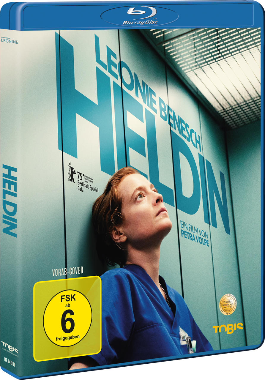 Filmcover von "Heldin" mit Leonie Benesch. Eine Frau in Blau blickt nach oben. Der Titel steht in großen blauen Buchstaben.