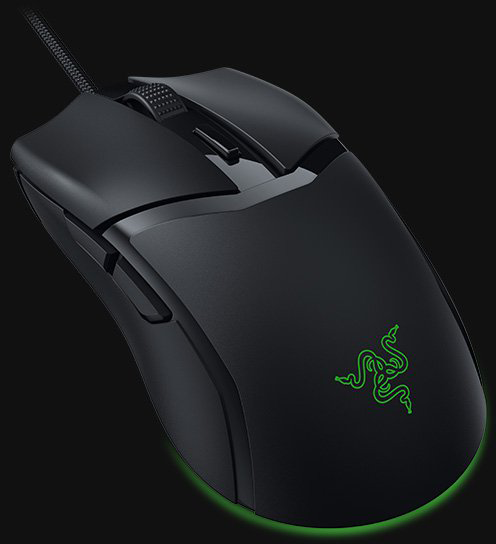 Egy fekete Razer gamer egér zöld logóval és zölden világító alappal, görgetőkerékkel és gombokkal. Sötét háttér előtt.