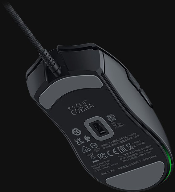 Fekete Razer Cobra gaming egér. Alul címkék, sorozatszám, zöld fény. Fonott kábel felülről.