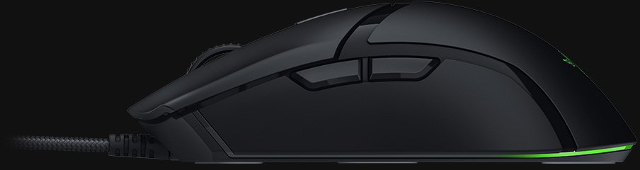 Egy fekete gamer egér két oldalsó gombbal, görgetőkerékkel és világító zöld alsó szegéllyel. Az egér fekete háttéren van.