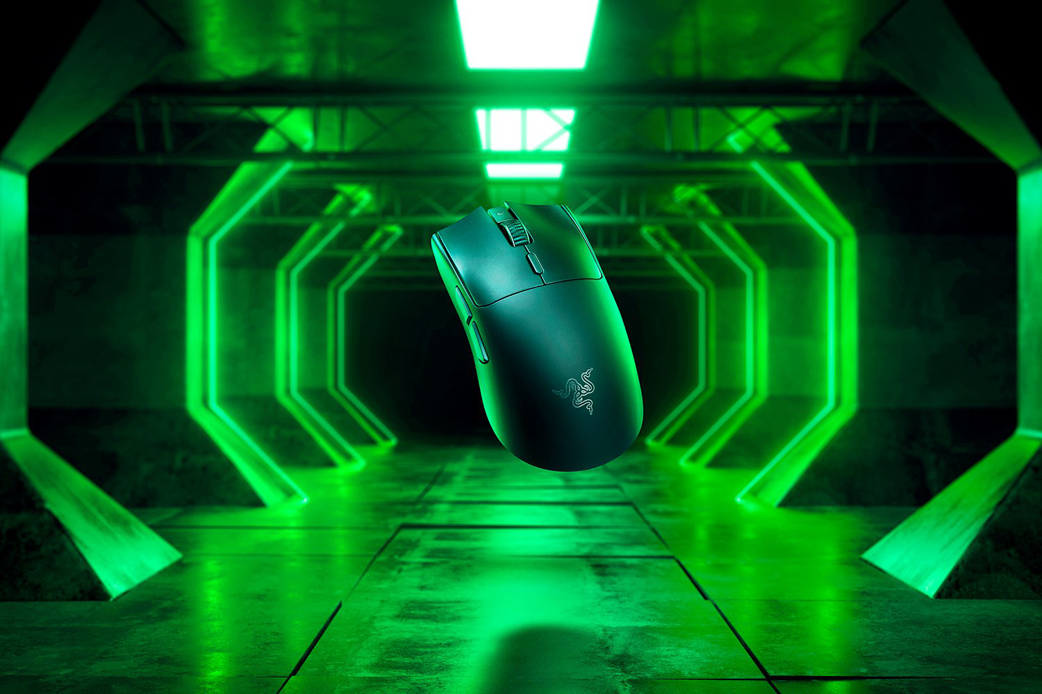 Fekete Razer gamer egér lebeg egy neon zölddel megvilágított futurisztikus alagútban. Az egéren logó és gombok vannak.