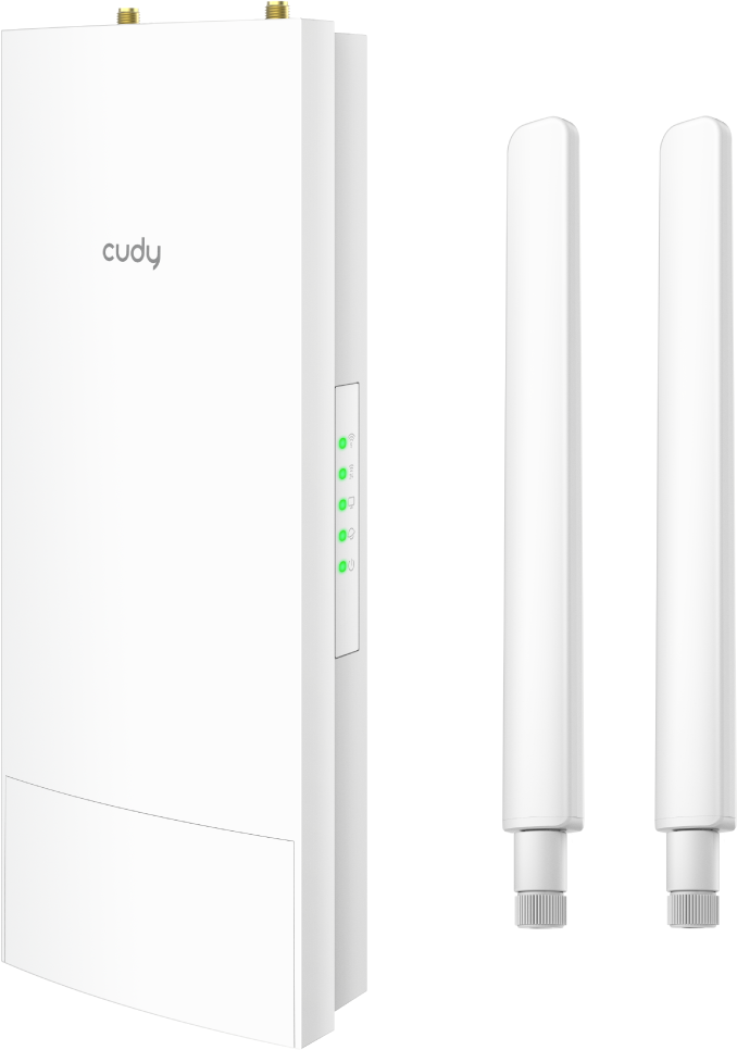 Fehér Cudy router két antennával. Zöld lámpái vannak és a Cudy logó. A háttér fekete.