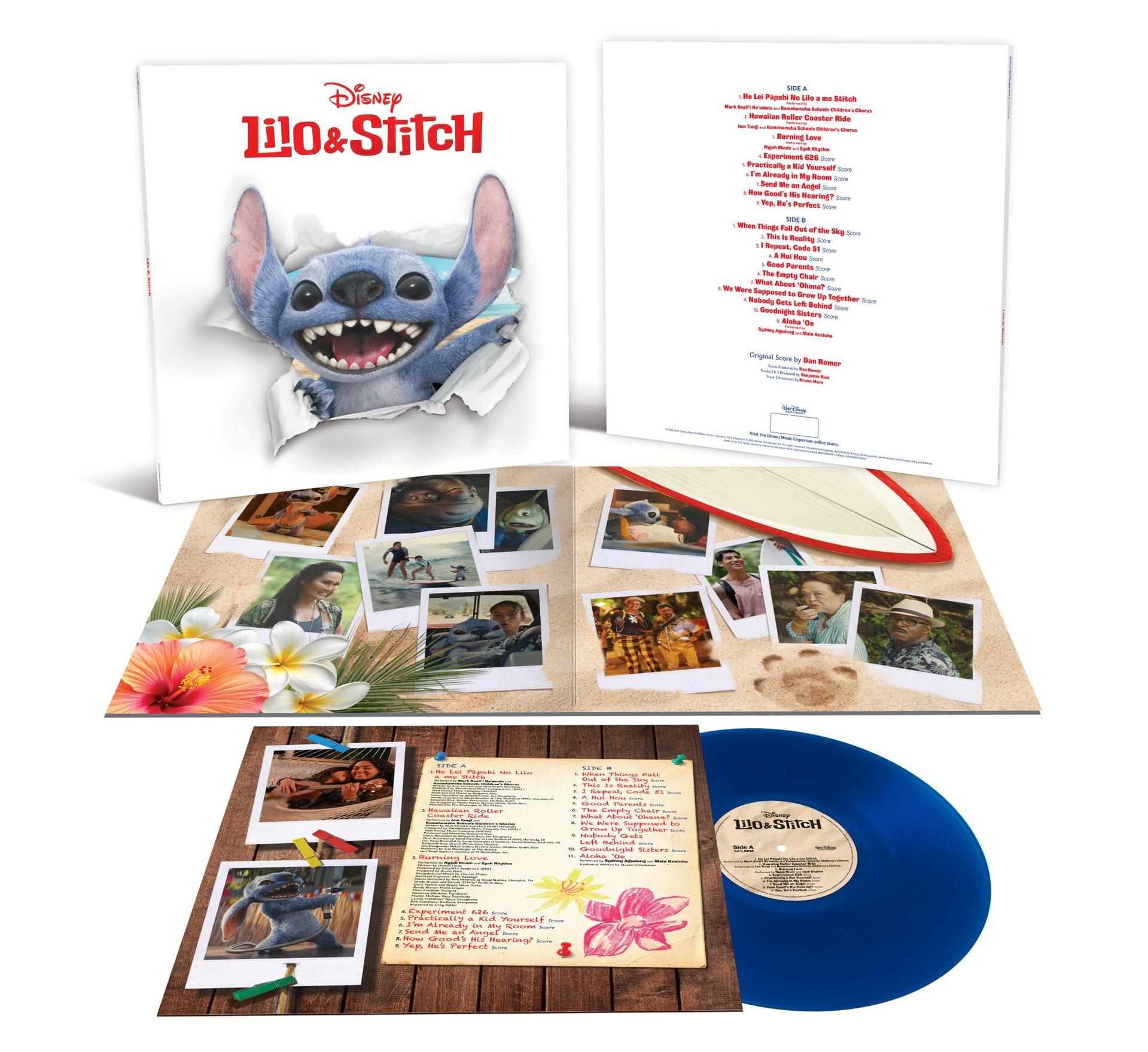 Lilo & Stitch Albumcover. Stitch durchbricht die Hülle. Fotos, Blumen und eine blaue Schallplatte sind sichtbar.