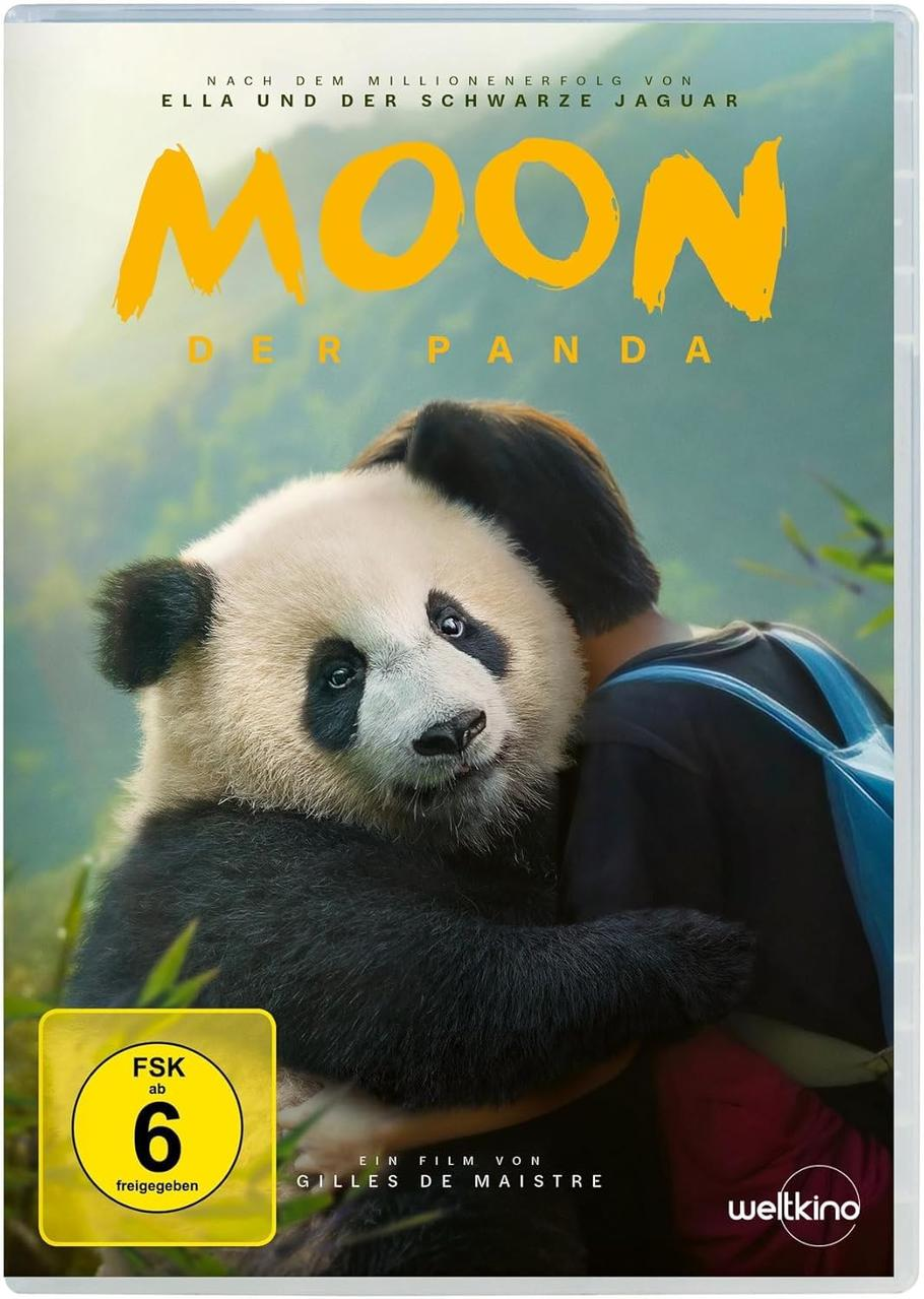 Ein Panda umarmt eine Person vor einem grünen Hintergrund. Der Filmtitel ist Moon.