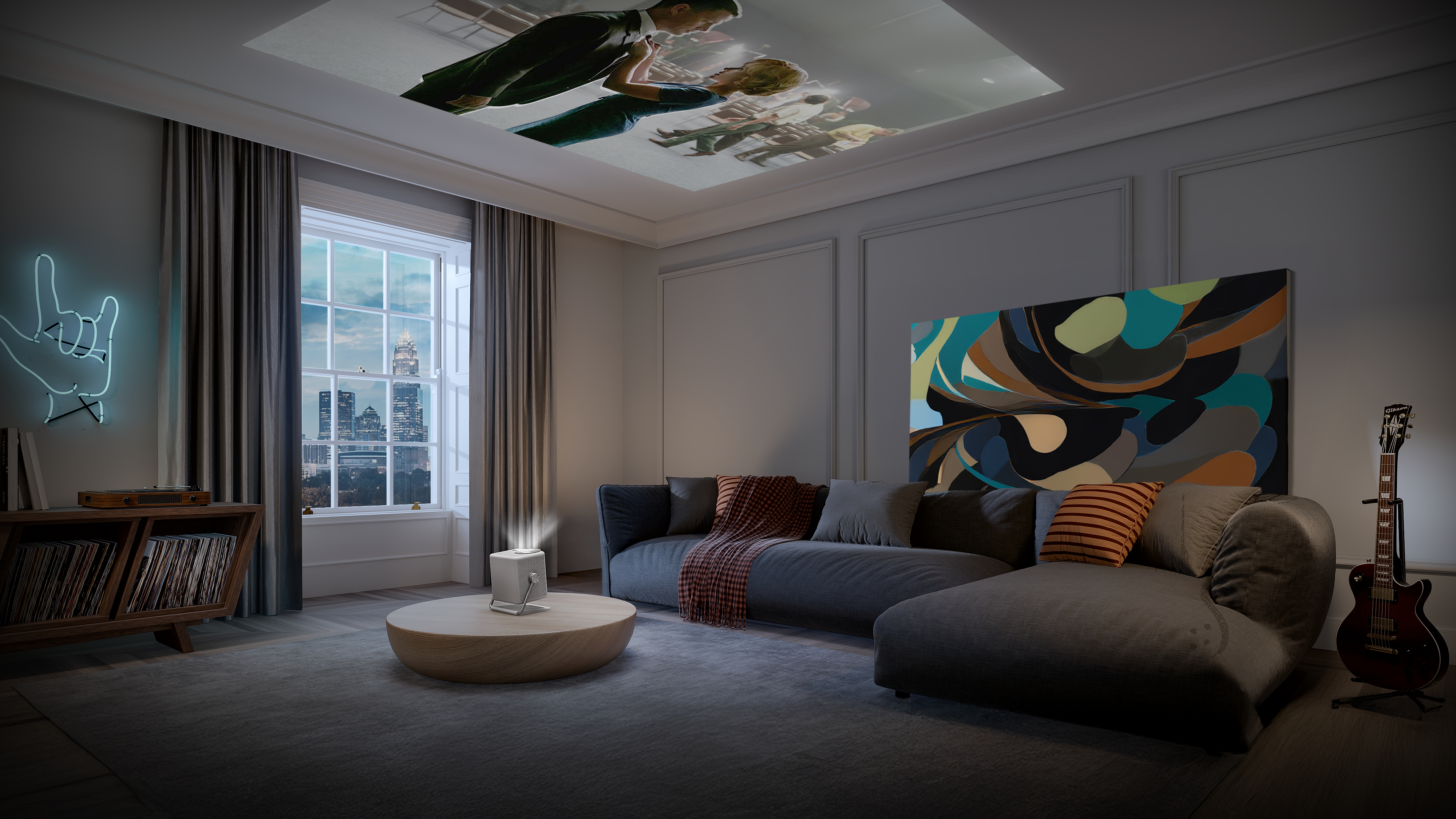 Wohnzimmer mit Filmprojektion an der Decke, Sofa, Gitarre, Fenster mit Stadtblick, Neon-Schild und Projektor auf einem Tisch.