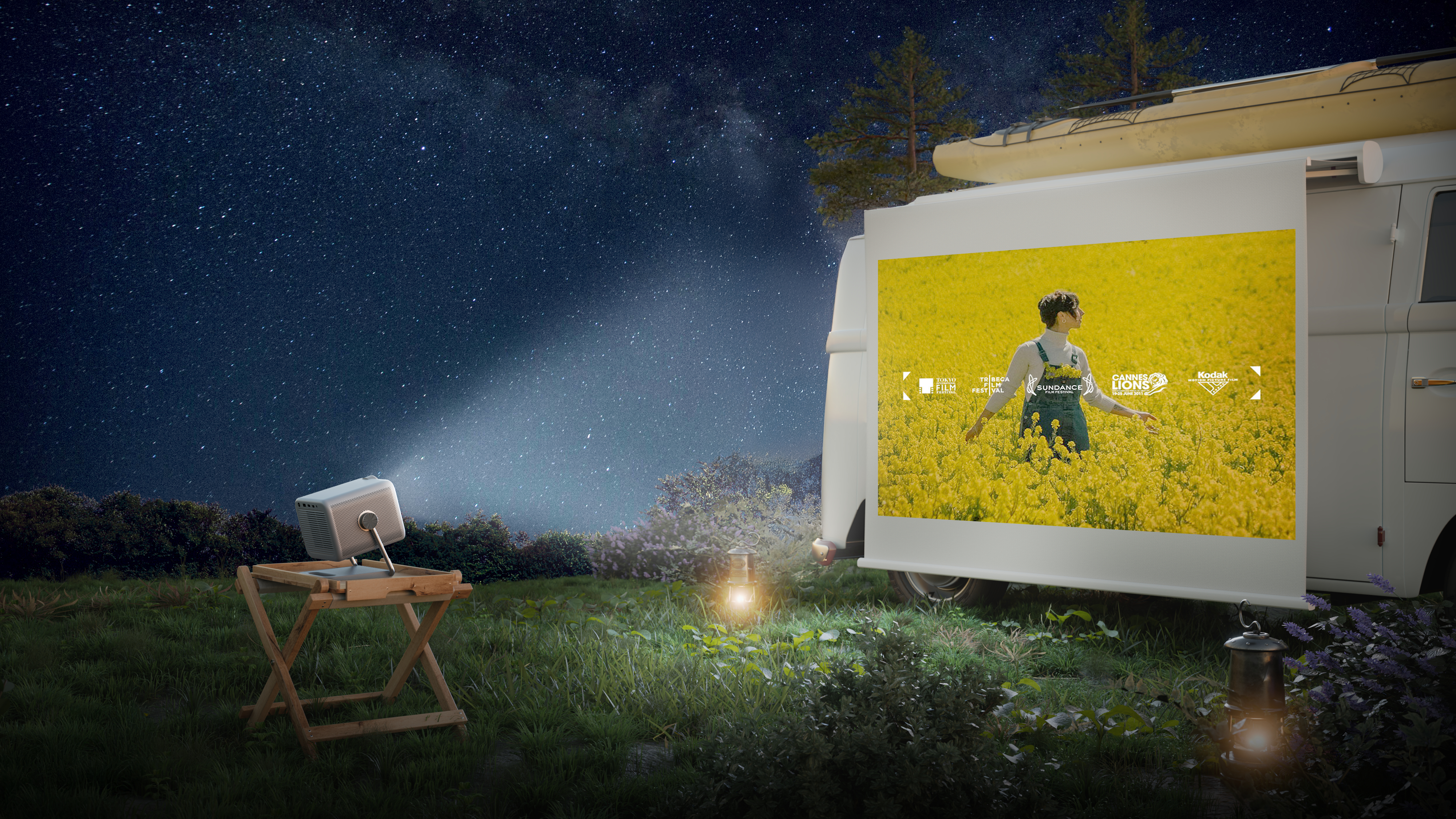 Ein Van projiziert einen Film auf eine Leinwand. Eine Person steht in einem Feld gelber Blumen. Der Nachthimmel hat viele Sterne.