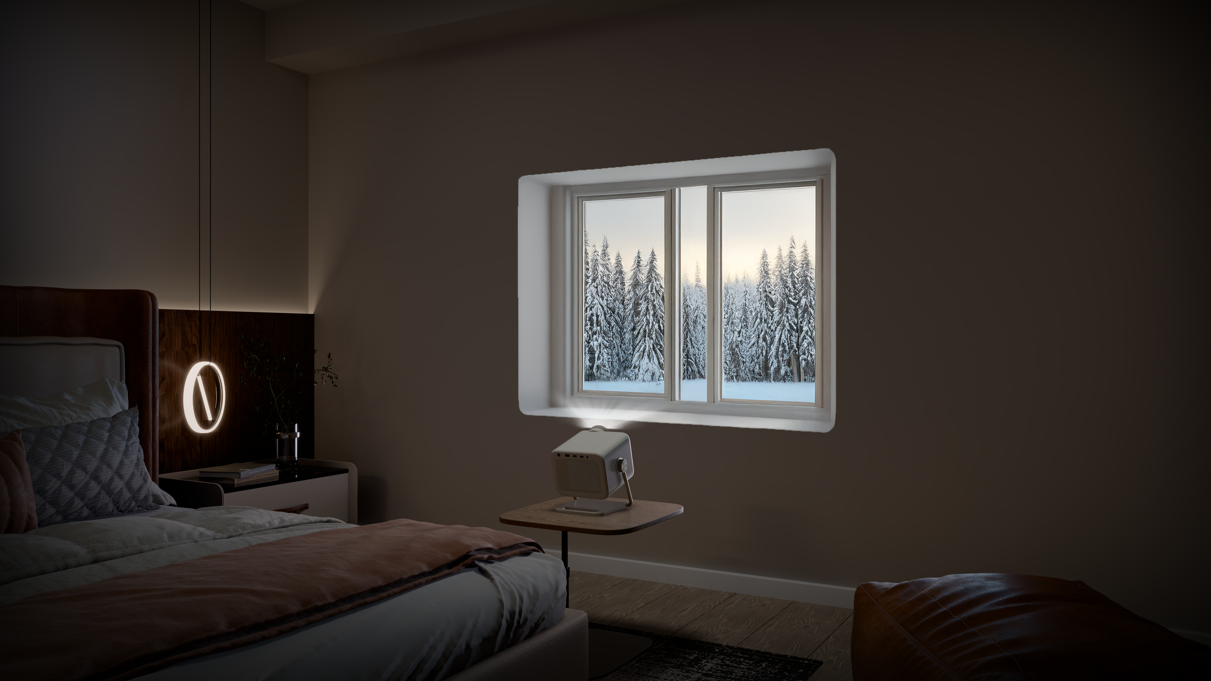 Ein Schlafzimmer mit Fenster, das einen verschneiten Wald zeigt. Ein Projektor projiziert ein Bild an die Wand. Ein Bett im Vordergrund.