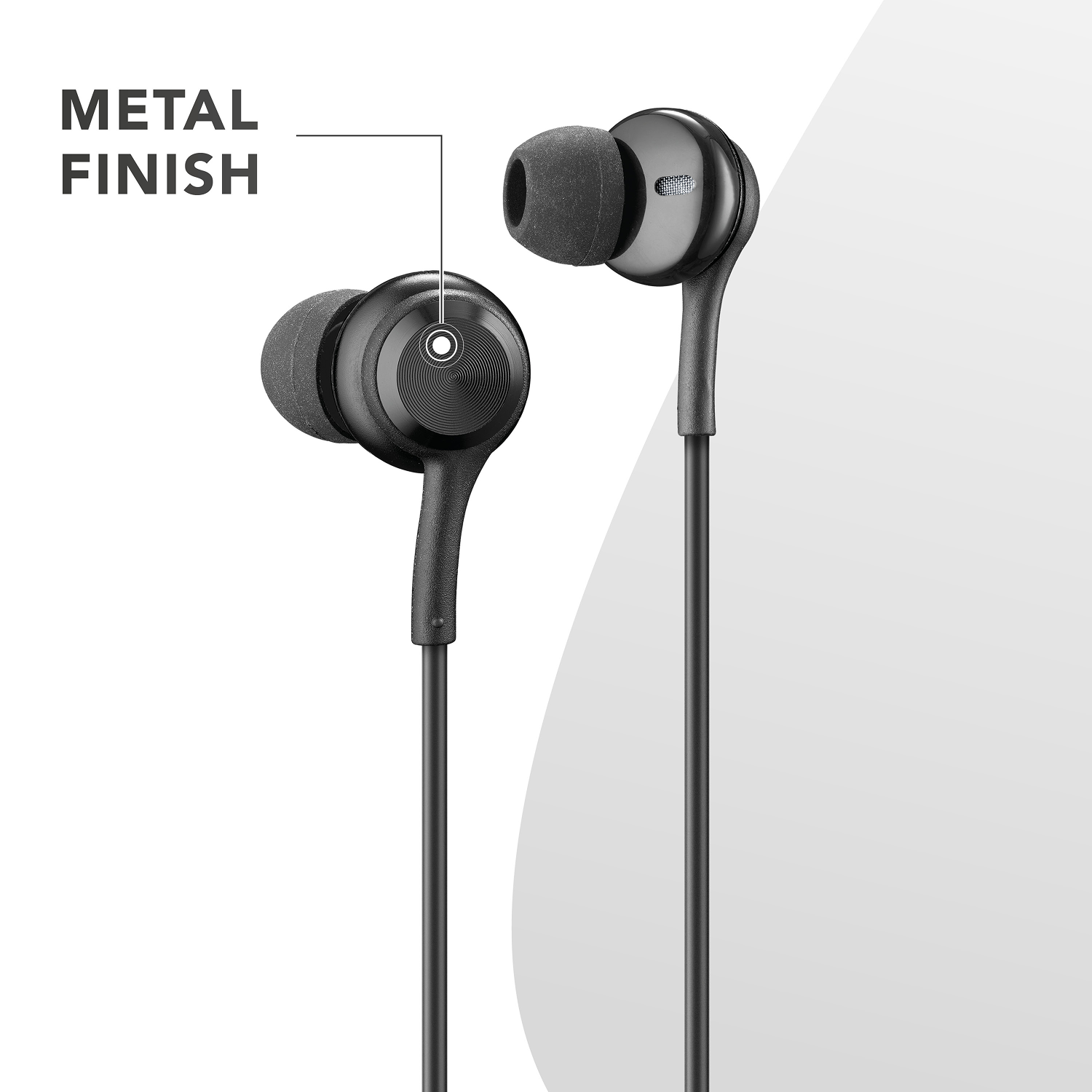 Auriculares negros con acabado metálico, angulados entre sí. Texto 'METAL FINISH' a la izquierda. Fondo blanco.